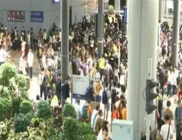 متظاهرون يحاولون قطع الطريق عن مطار هونج كونج