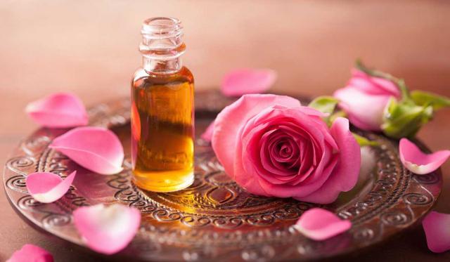 فوائد زيت الورد لحب الشباب