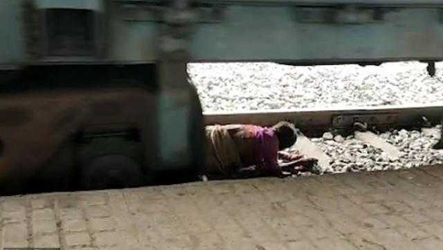 تفاصيل 3 دقائق رعب.. عجوز تقع تحت عجلات القطار