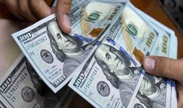 خبير اقتصادي يكشف أسباب انخفاض سعر الدولار أمام الجنيه (فيديو)