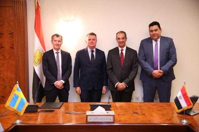 عمرو طلعت يشهد توقيع اتفاقية بين المصرية للاتصالات وإريكسون