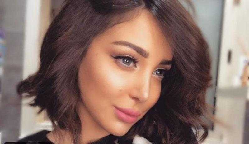 بإطلالة شتوية.. زوجة تامر حسني تتألق من داخل سيارتها