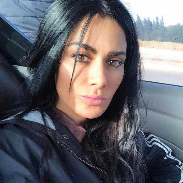 صبا مبارك تسحر العيون بالكاجوال والألوان الترابية