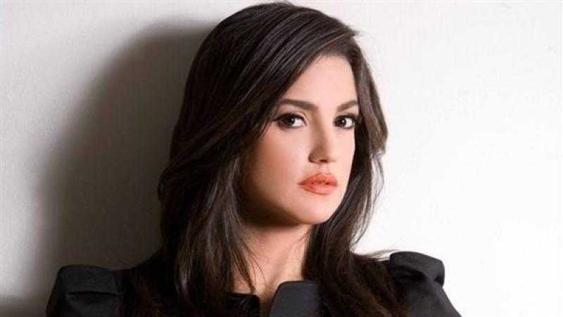 درة تخطف القلوب بجلسة تصوير وسط الطبيعة