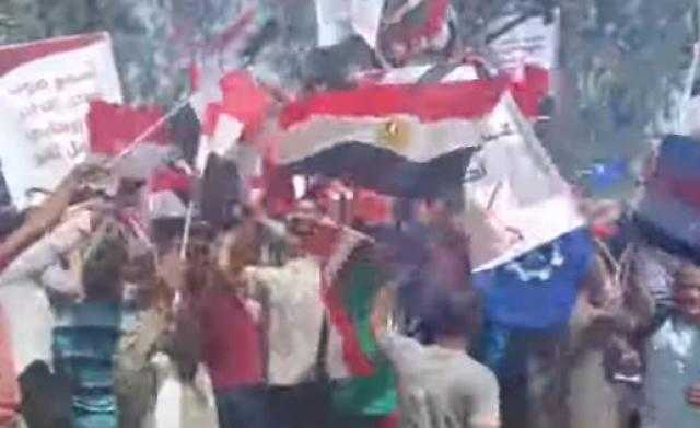 بالفيديو.. عمال سيراميكا كليوباترا في السويس يزلزلون المحافظة بهتافات مؤيدة للرئيس