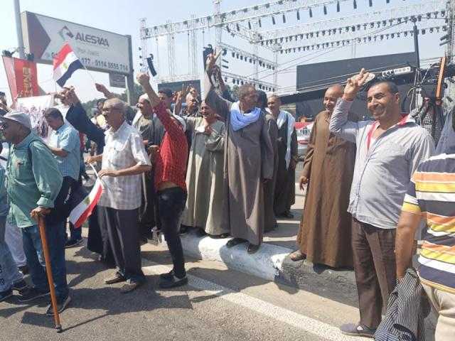 بث مباشر.. المصريون يحتشدون أمام المنصة تأييدًا للسيسي