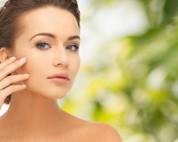 عادات تؤثر على بشرة المرأة.. تعرف عليها