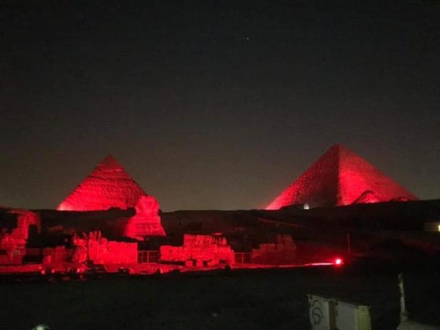 إنارة الأهرامات باللون الأحمر تضامنا مع أمراض القلب 
