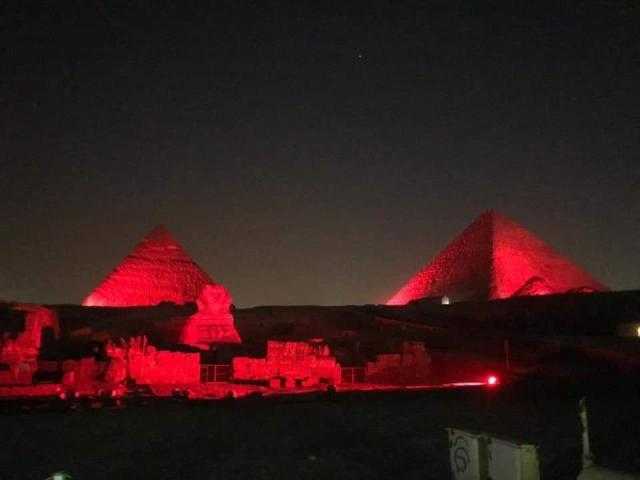 إنارة الأهرامات باللون الأحمر تضامنًا مع أمراض القلب