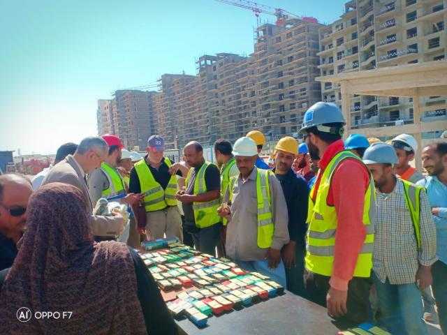 بالتعاون بين صناع الخير و«القوى العاملة».. تسليم 170 نضارة طبية للعمال بـ العلمين الجديدة