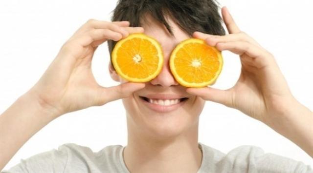  دراسة أسترالية حديثة أن أكل البرتقال يومياً يحمي من الضمور البقعي.