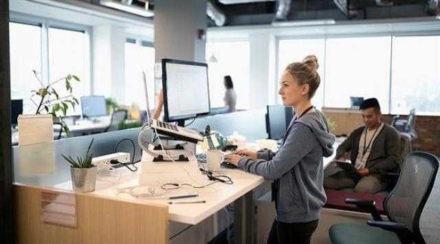 دراسة تنصح بالوقوف في المكتب أثناء العمل