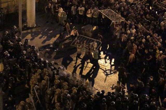 بيروت تشتعل.. اشتباكات بين المتظاهرين والأمن ومحاولات لاقتحام قصر الرئاسة (فيديو)