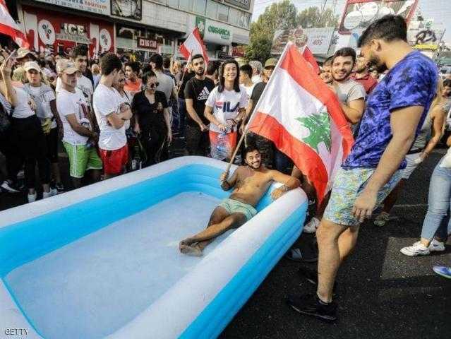 بين الفكاهة والغضب ..مظاهرات لبنان تدخل مرحلة المطبات الصعبة