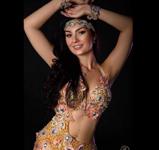 بدأت منذ عامها الـ12 .. حكاية راقصة وملطشة القلوب (فيديو وصور)
