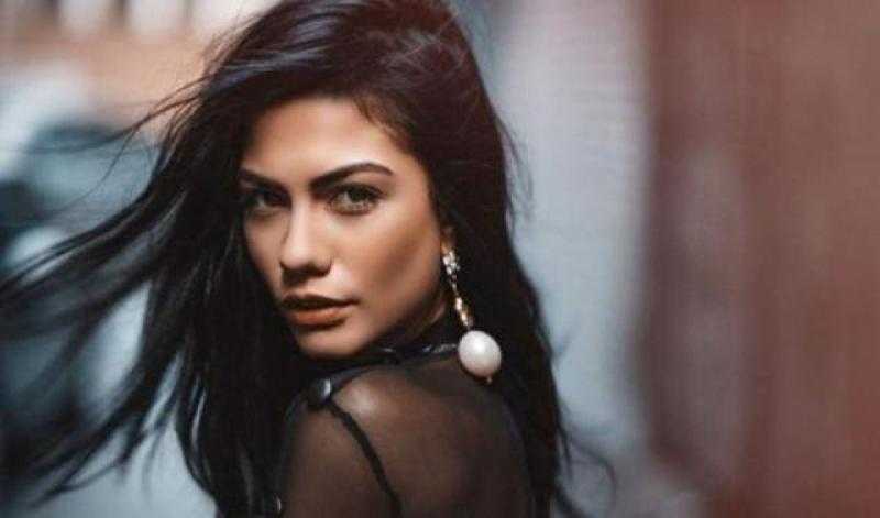 بإطلالة جذابة.. ديميت أوزديمير تتألق من باريس| شاهد