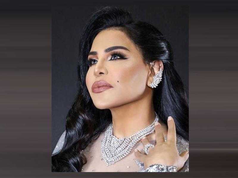 أحلام الشامسي تبهر الجمهور بالأسود الذهبي