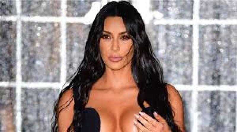 كيم كارداشيان تستعرض جمالها بميني جيب وكروب توب عبر إنستجرام