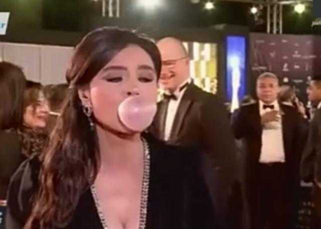منها نفخ اللبان.. شاهد ألعاب مهرجان القاهرة السينمائي (فيديو)