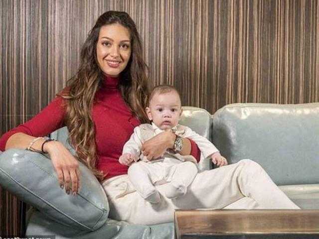 ملكة جمال روسية ترسل خطابا لـ ملك ماليزيا للاعتراف بابنها: ”نسخة منك”