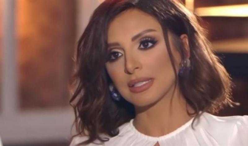 الأسود يعكس سحر قوام أنغام