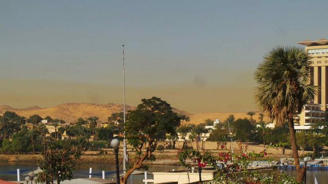 سحابة صفراء تغطى سماء أسوان بسبب انبعاثات مصنع كيما 