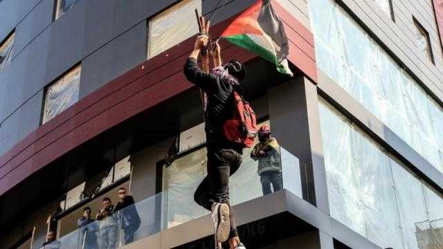بالفيديو.. لبنانيون يرفعون العلم الفلسطيني أمام السفارة الأمريكية