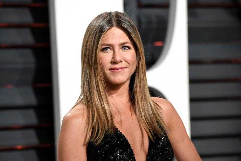 يوم مميز كعادته.. جينيفر أنيستون تنعي والدها بكلمات مؤثرة