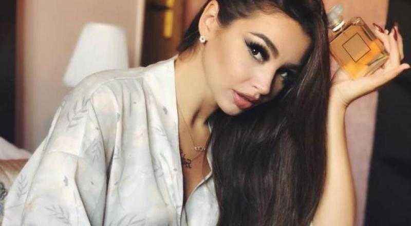 بدلة كلاسيكية بيضاء.. جوهرة تخطف الأنظار في أحدث إطلالاتها