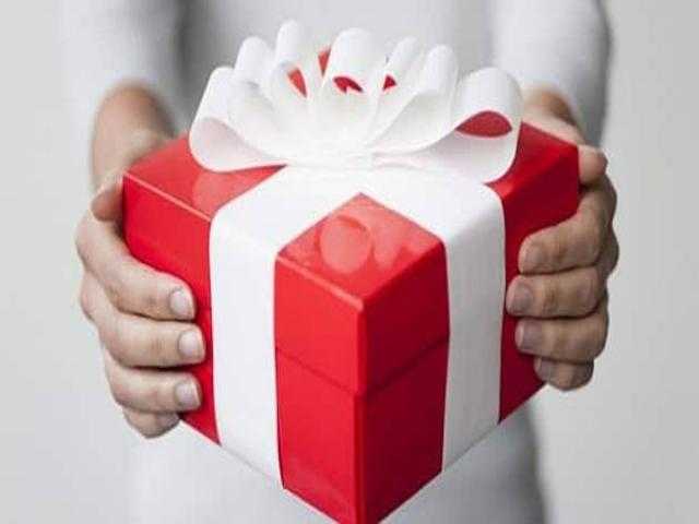 أفكار بسيطة للف هدايا الكريسماس (فيديو)