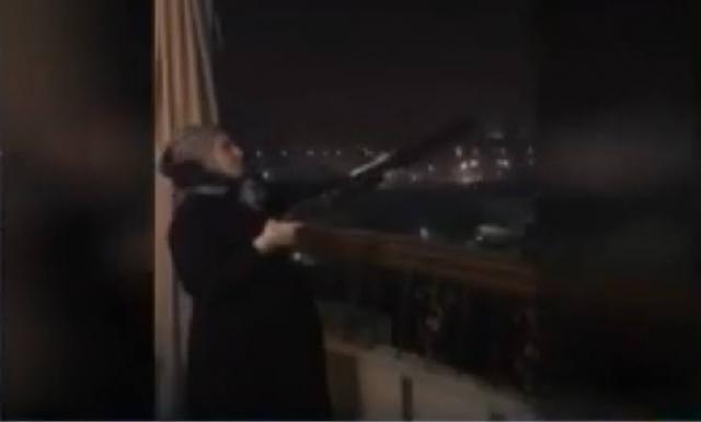 النائبة خلال استخدامها السلاح الناري