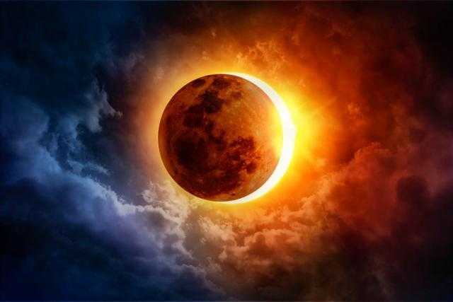 كيف يؤثر كسوف الشمس نفسيًا على الإنسان؟.. طبيب نفسي يجيب