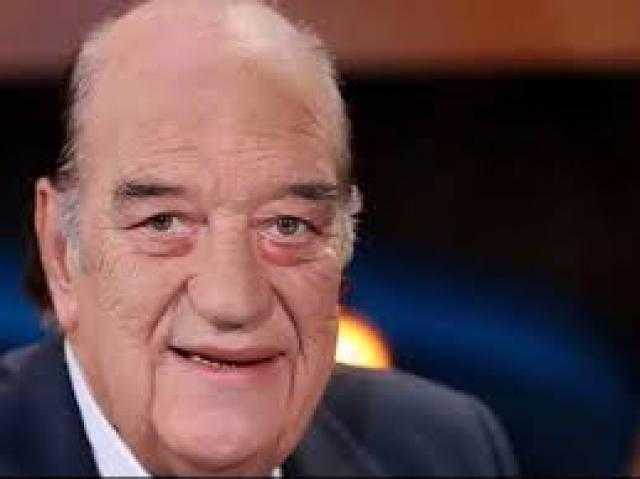 بالفيديو.. تعرف على رد فعل «حسن حسنى» بعد تكريمه