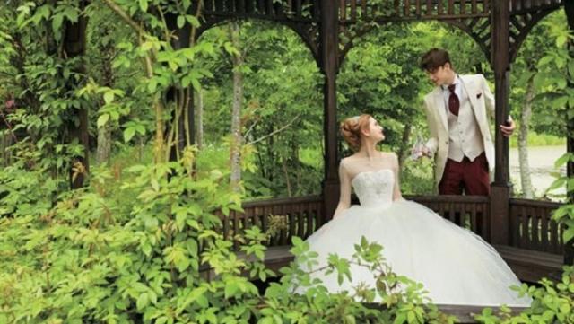 عروس تلح على أصدقائها فى طلب شديد الغرابة