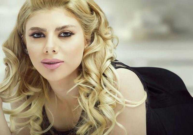 أميرة فتحي تبرز جمالها بمكياج ناعم وفستان مكشوف