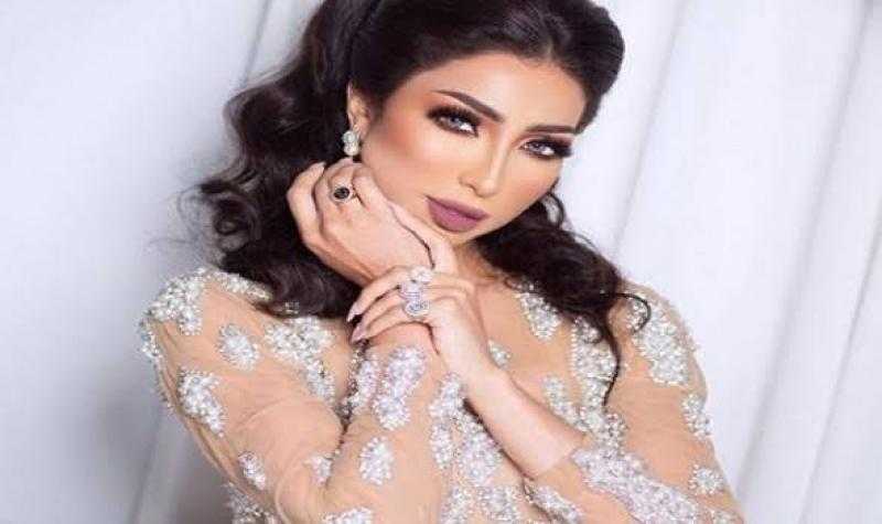 دنيا بطمة تشبة الفراولة بالريش الناعم