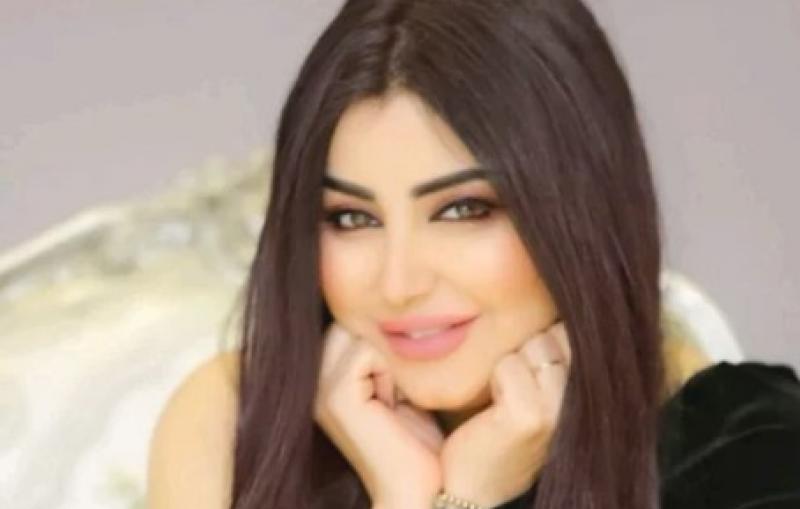 صيحة الكتف الواحد .. إطلالة ملفتة لـ سوار النجار بفستان أسود