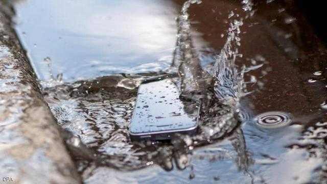 خطوات هامة لإنقاذ هاتفك عند سقوطه في الماء