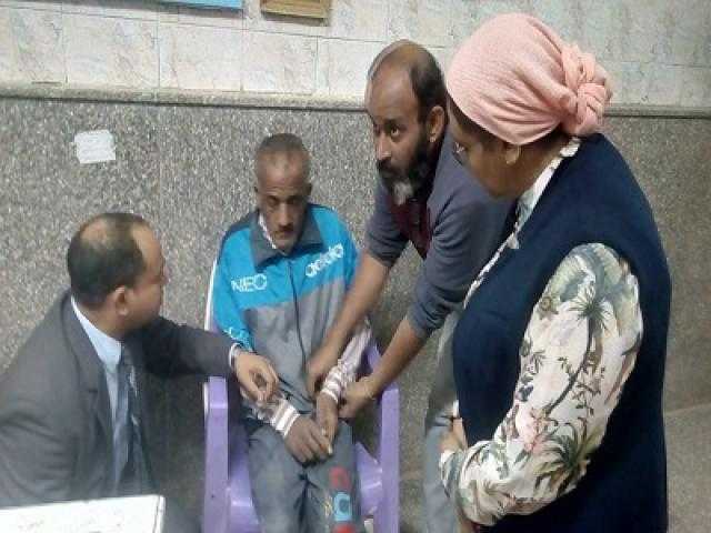 إنقاذ مسن من خلف ساتر ترابي لكوبرى تحت الانشاء بحلوان وإعادته لأهله
