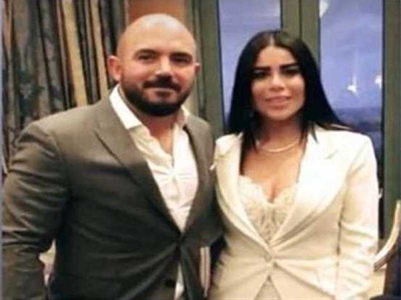زوجة محمود العسيلي تثير الجدل بفستان جريء.. شاهد