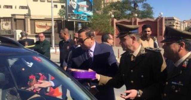 بزهور وحلوى.. رجال الأمن والشعب يحتفلون بعيد الشرطة في الميادين
