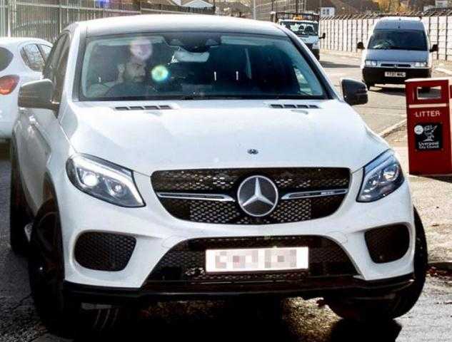 بالصور .. أسطول سيارات محمد صلاح
