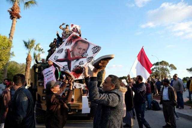 حذاء على وجه أردوغان.. ليبيا تشتعل احتجاجًا على القوات التركية (صور)