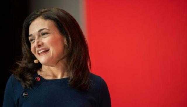 بعمر الـ51.. نائبة رئيس «فيس بوك» تعلن خطبتها