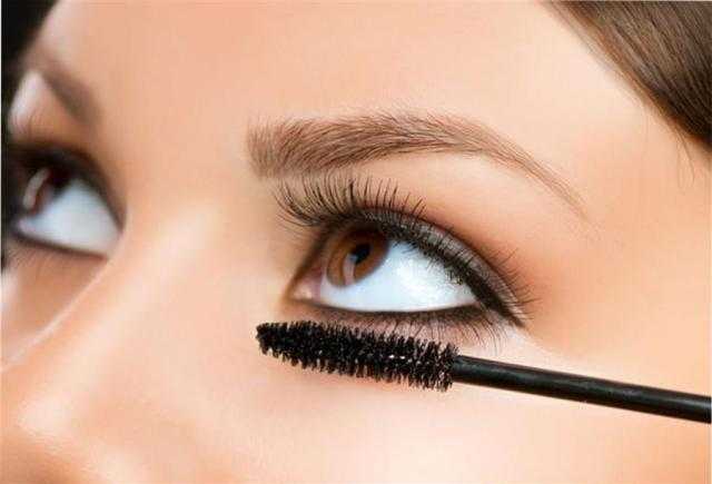 لمكياج مثالي.. 4 خطوات أساسية لوضع الماسكارا (صور)