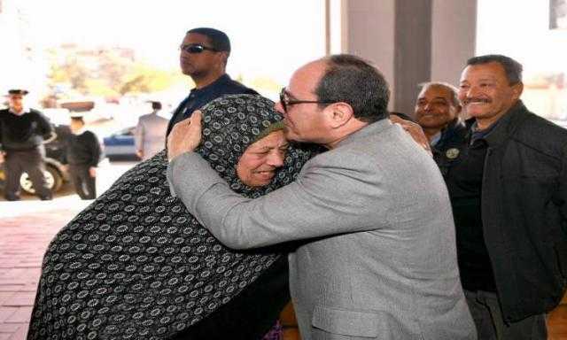 8 صور تلخص جولة السيسي في الهجانة.. ولقاء البائعة تبرز الرئيس الإنسان (صور)