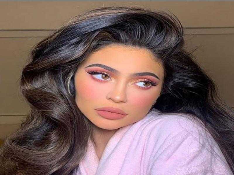 كايلي جينر بظهر مكشوف وجمبسوت شورت عبر إنستجرام