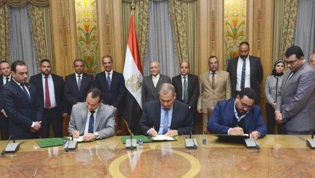 العصار وطلعت يشهدان توقيع مذكرة لتجديد إطارات الشاحنات (صور)