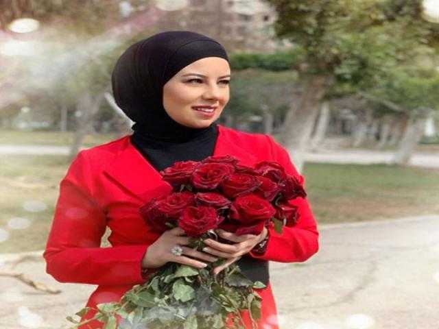 منى الجمل توضح خطوات وضع مكياج عيد الحب على طريقة المشاهير