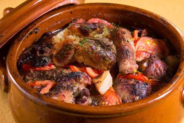 على طريقة الشيف الشربيني .. كيفية تحضير طاجن عكاوي بالبصل وأرز بالشعرية